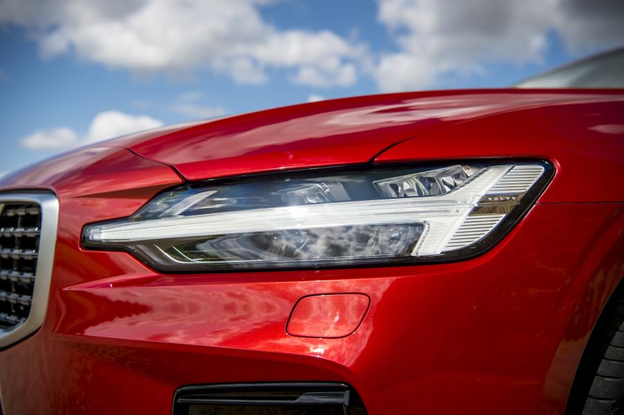 Детали интерьера Volvo S60 T8 R-Design 2019 года  (UK) (фото 31 из 40)